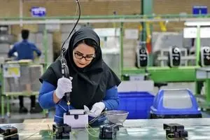 «زنان کارگر» قربانی بحران‌های اقتصادی/بیداد تبعیض مزدی در بازار کار 