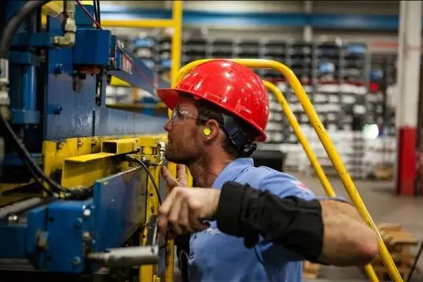 گرانی لحظه‌ای قیمت کالاهای اساسی/افزایش حقوق کارگران اولویت دولت نیست