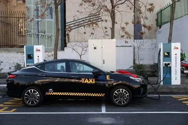  ۴ خودروی برقی مجوز پلاک تاکسی رانی گرفتند