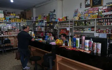 شوک‌های پیاپی به سفره خانوار/تورم ۲۰۰درصدی برخی کالاهای اساسی 