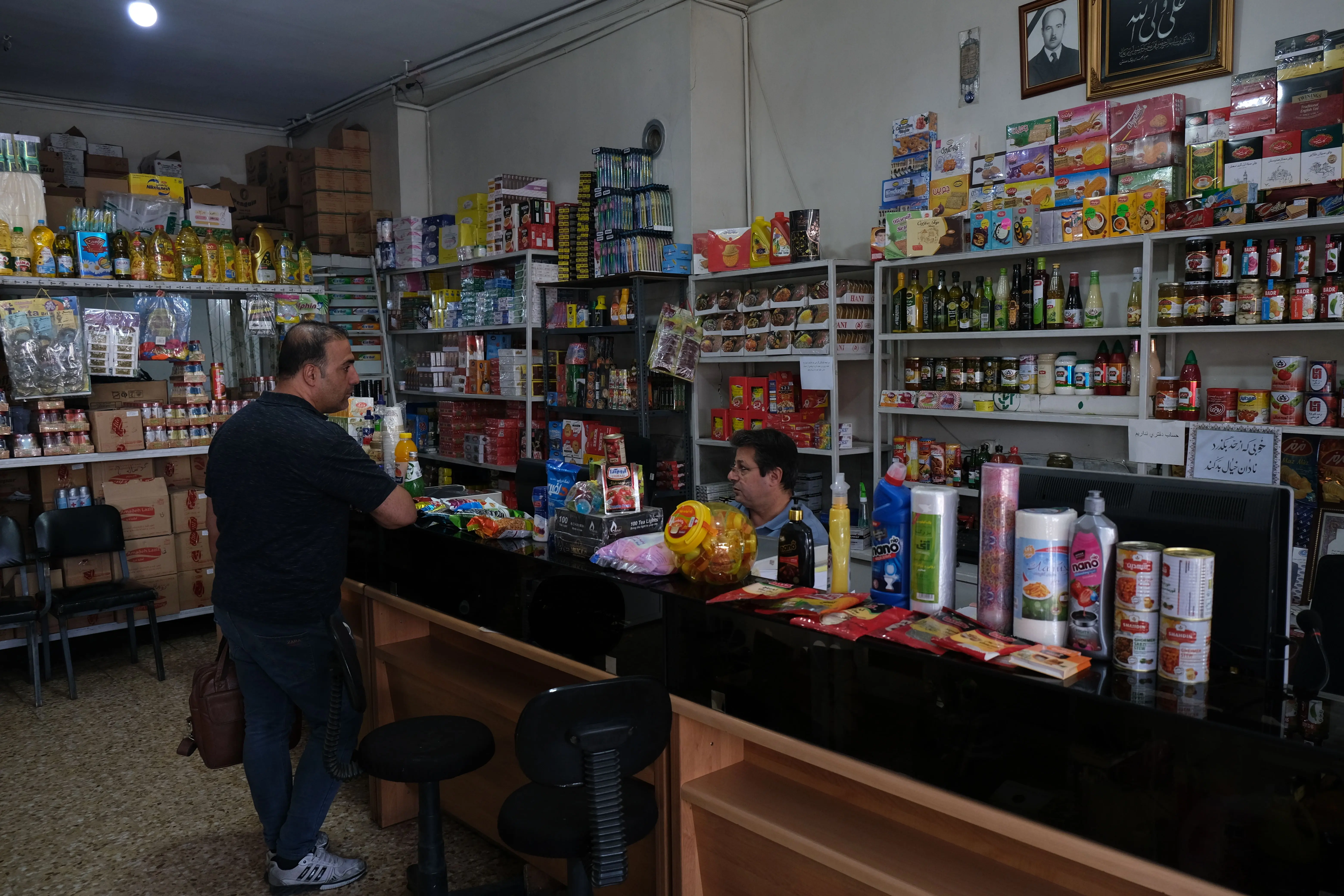 شوک‌های پیاپی به سفره خانوار/تورم ۲۰۰درصدی برخی کالاهای اساسی 