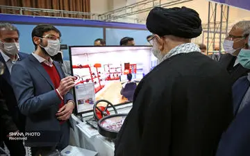 بازدید رهبر انقلاب از غرفه وزارت نفت در نمایشگاه توانمندی‌های تولید داخل