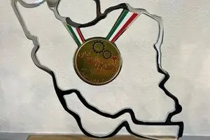 نشان ملی ساخت ایران بر سینه هلدینگ میلانا