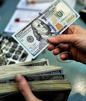 بار سنگین بحران‌های ارزی بر دوش حقوق کارگران 