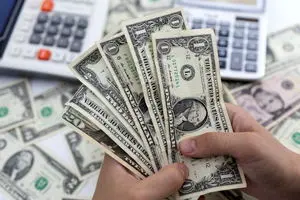 ریزش لحظه‌ای قیمت دلار و سکه/ استقبال بازارها از دور سوم مذاکرات+جدول 